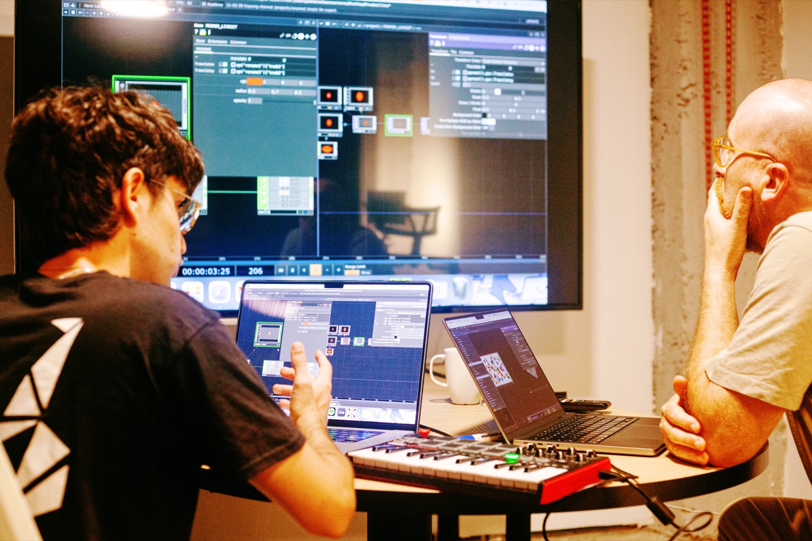 Sesión del curso de IA en Neurona Center, Málaga, trabajando en grupo reducido