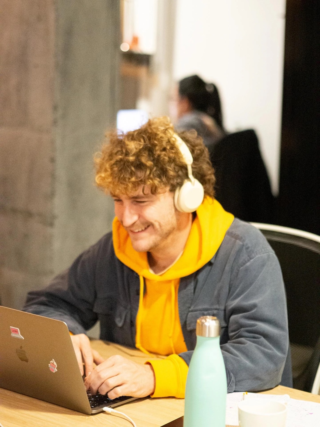 Profesional trabajando concentrado en el coworking de Neurona Center, en Málaga centro